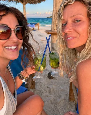 Brindisi in spiaggia al tramonto durante un viaggio A Donde Vas Viaggi
