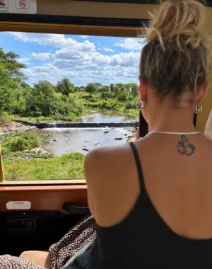 Cliente A Donde Vas Viaggi davanti a una cascata durante un safari in Africa