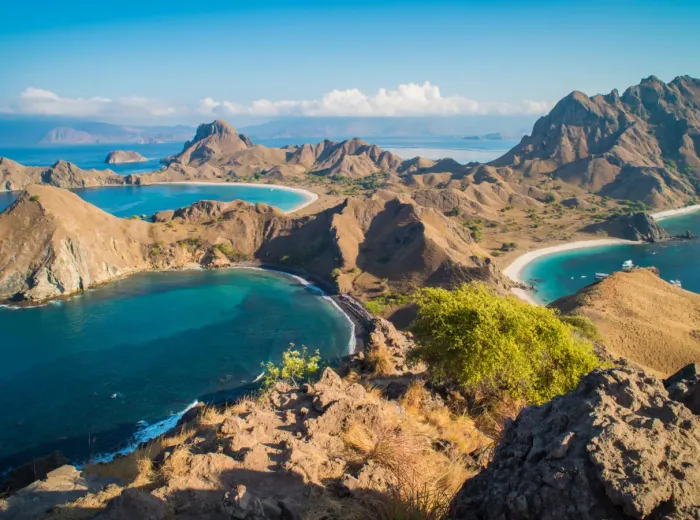 Baia turchese vista dall'alto tra le isole del Parco Nazionale di Komodo, Indonesia